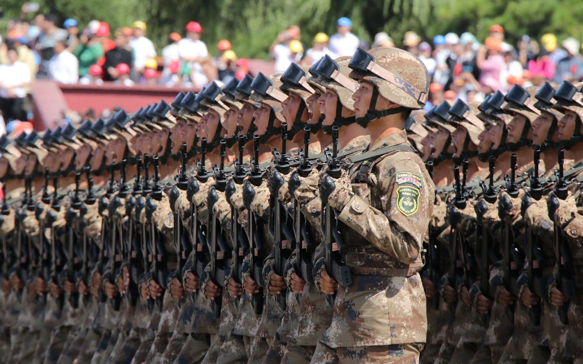 “腰旗橄榄球:东部新区赛场引发极限运动热潮”